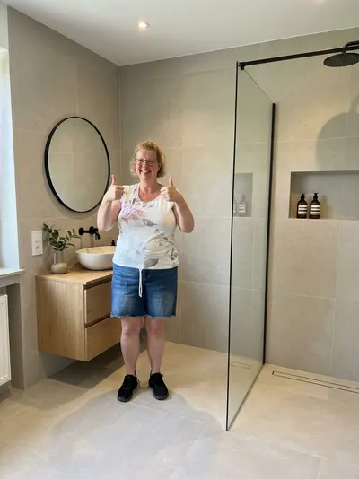 Zufriedene Kundin der Messner Service GmbH mit Daumen nach oben